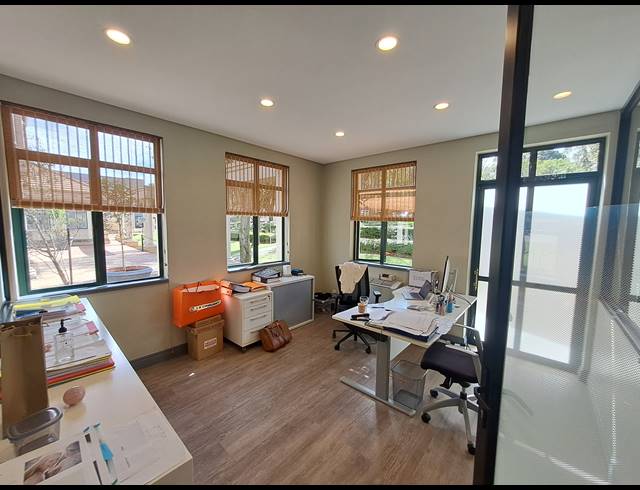 174M² OFFICE TO LET IN DUNKELD WEST